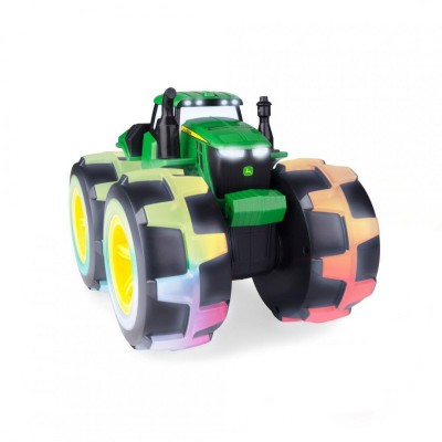 Tractorul John Deere cu roti mari, cu lumini